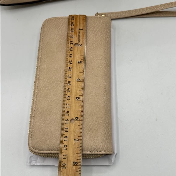 Large Tan Handbag /Tote in Vegan Leather, with a Wallet. NWT - Picture 9 of 13